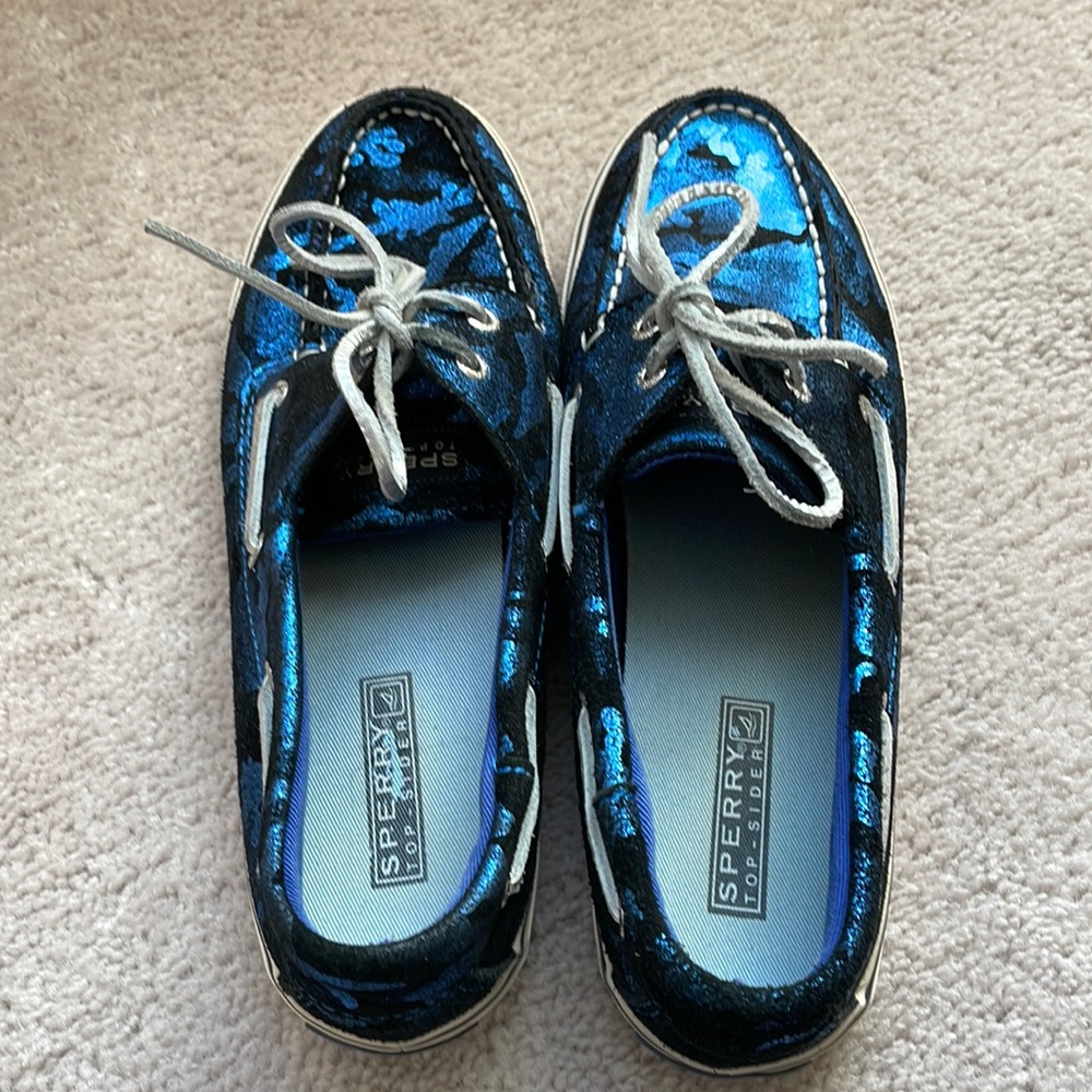 Cute black and blue cammo sperry topsiders in size 8. Just a splash of pizazz!